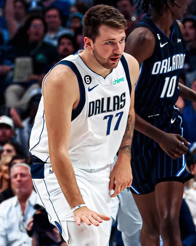 邱彪在防守 邱彪在防守